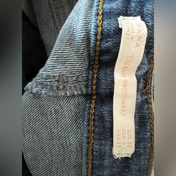 Zara distressed blue denim shorts, two front pockets and two back pockets Frayed - Picture 3 of 4